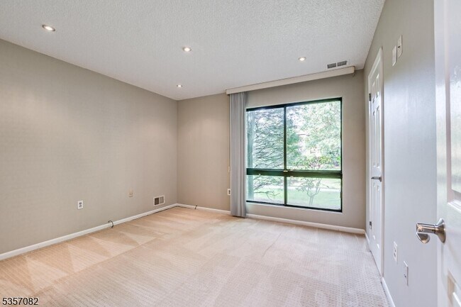 Building Photo - 318 Willowbrook Dr