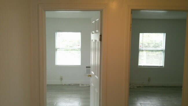 Building Photo - 900 W 9th St