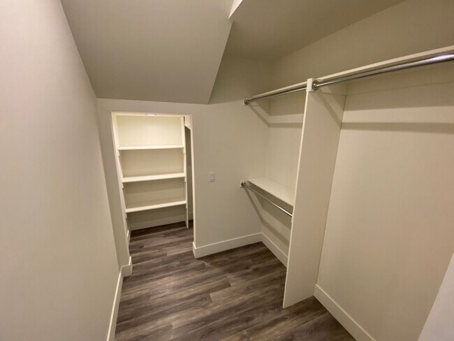 Building Photo - NEWER  4BED 3 BATH FRONT TOWNHOME*HWFLS*BALCONY*W/D IN  UNIT* CENTRAL AIR/HEAT* *STAINLESS  APPLI...