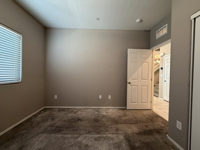 Building Photo - GATED 3 BED 3 BATH 2 CAR GARAGE TOWNHOUSE W/ BED AND BATH DOWNSTAIRS + LOFT & YARD. COMMUNITY FEA...