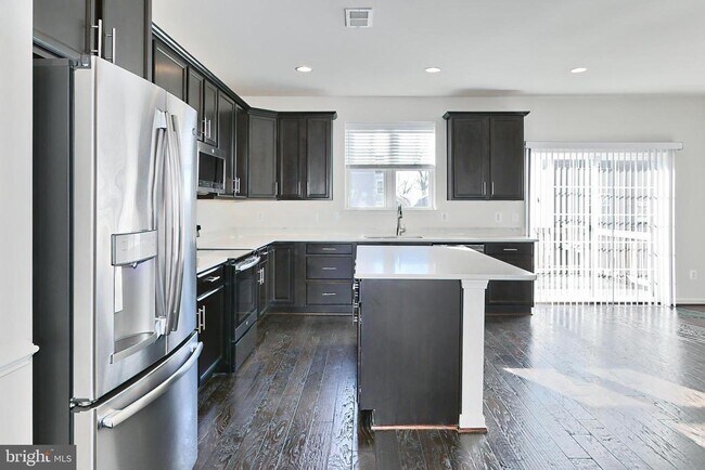 Building Photo - 210 Apsley Terrace