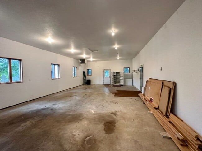 Building Photo - 6 bedroom, 4.5 bath Whitefish chain, 12 mo...