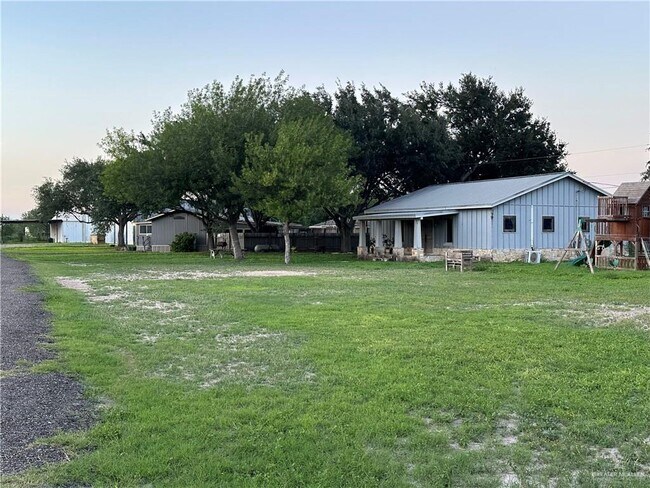 Building Photo - 323 W Davis Rd