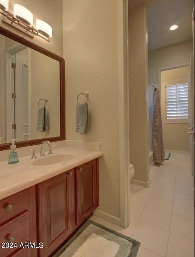 Building Photo - 1223 E Moss St