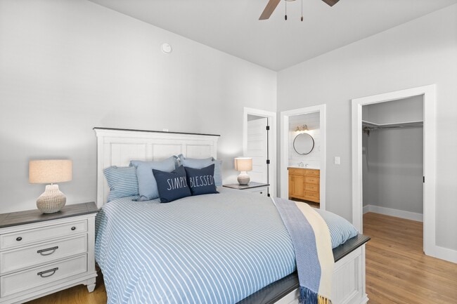 Building Photo - 1925 Lakeshore Dr