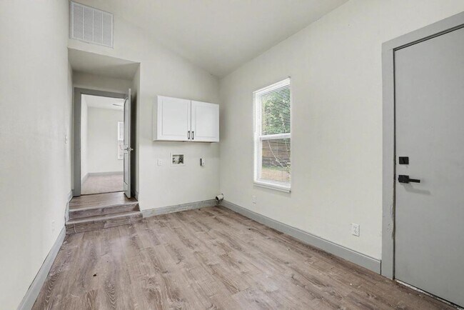 Building Photo - Beautifully Remodeled Home for Rent – Plenty of Space Inside & Out!