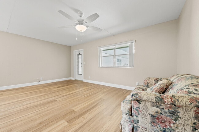Building Photo - 723 Flanders Dr