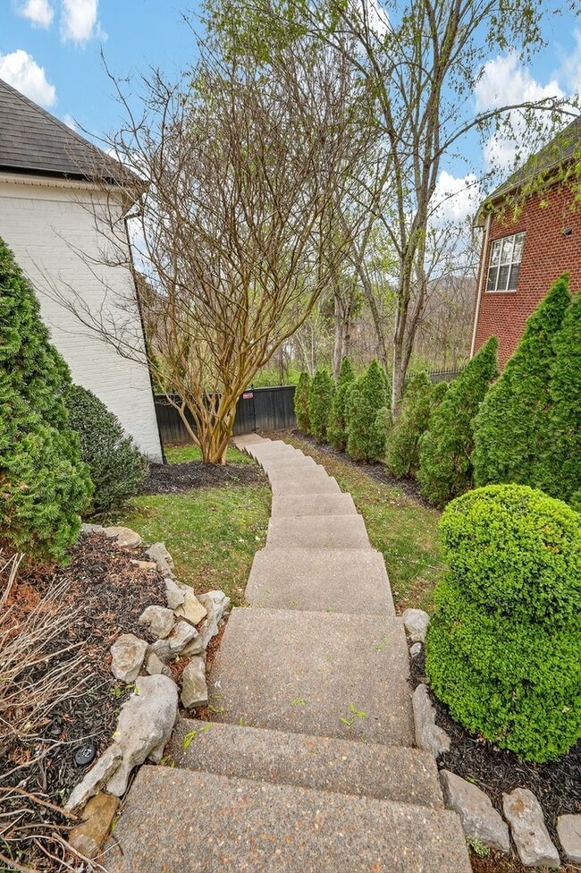Building Photo - Beautiful 6BR Executive Brentwood Home with Pool