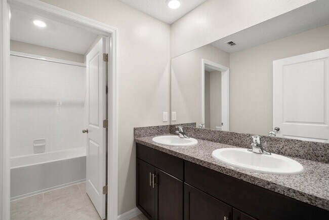 Building Photo - LIKE NEW Home For Rent in Belmont!