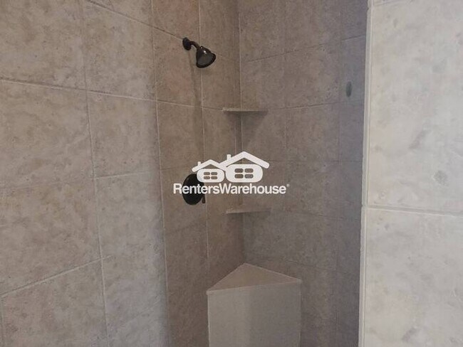 Building Photo - FOR RENT - MOVE IN READY in the highly sou...