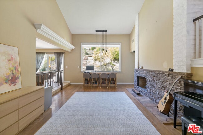 Building Photo - 683 Triunfo Canyon Rd
