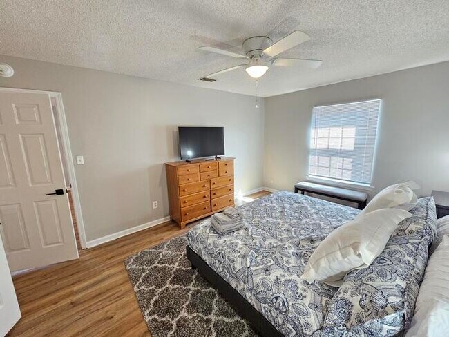 Building Photo - Furnished Mid term Rental