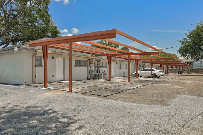 Building Photo - 1120 Valley View Dr