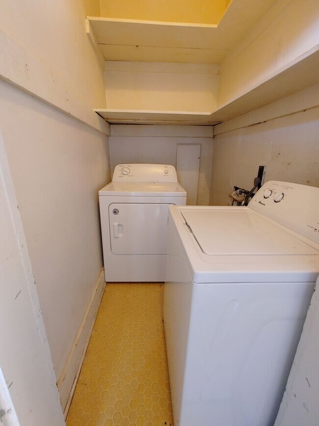 Building Photo - COMPLETELY UPDATED!! 2 bed/1 bath Close to Wexner Medical Center!