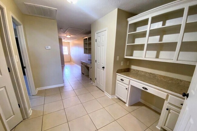 Building Photo - Spacious 2BR/2BA Duplex Near McNeese