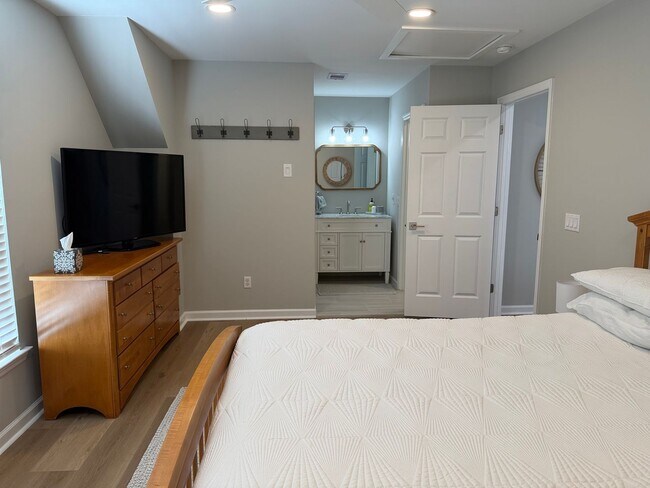 Building Photo - 10 Cobblestone Ct