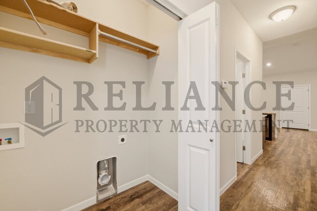 Building Photo - 452 S Longbranch Dr