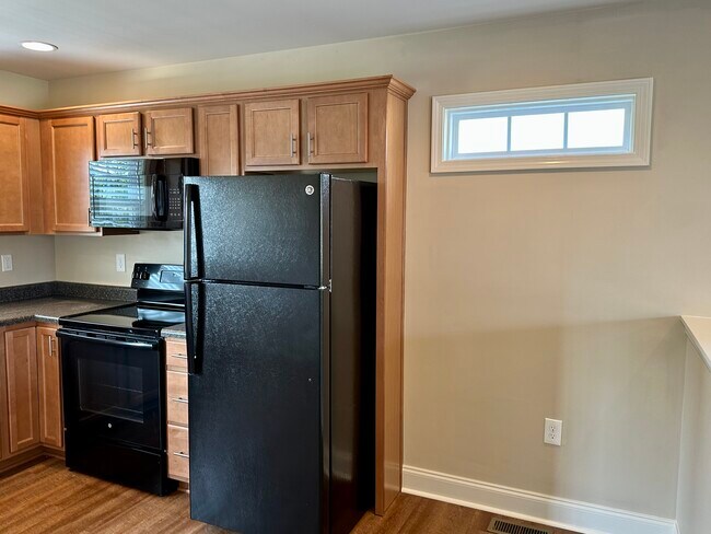 Kitchen nook with transom for additional light - 2312-B Belle Ave NE