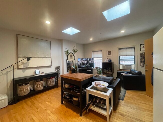 Building Photo - 39 Salutation St