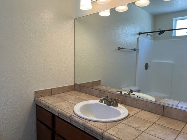 Building Photo - 3 Bedroom Home with Bonus Room!