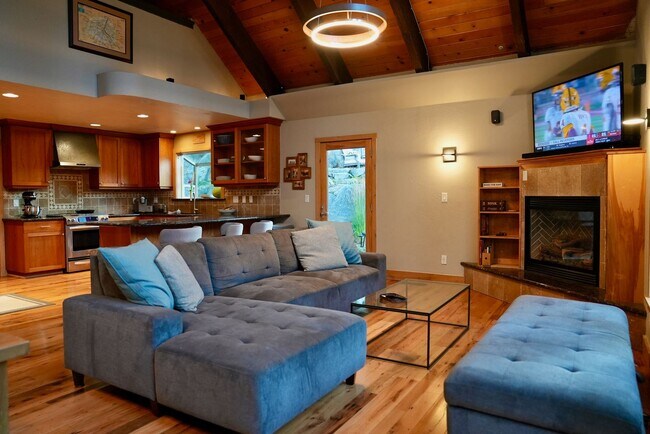 Building Photo - Nice house in Stateline available September 1st!