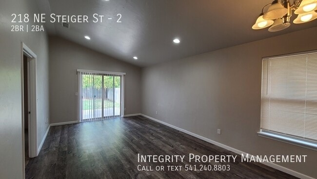 Building Photo - 218 NE Steiger St