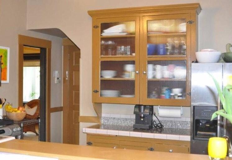 Kitchen - 528 18th Ave E
