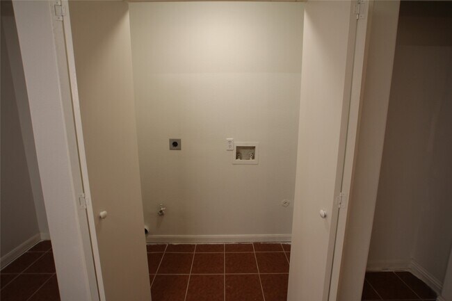 Building Photo - 814 Forest Thicket Ln