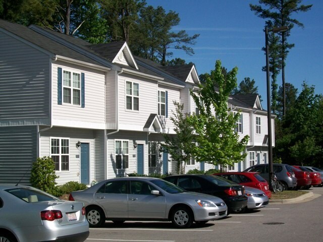 Building Photo - Updated 2 bedroom in fantastic location near Duke Med Center, on busline & convenient to many loc...