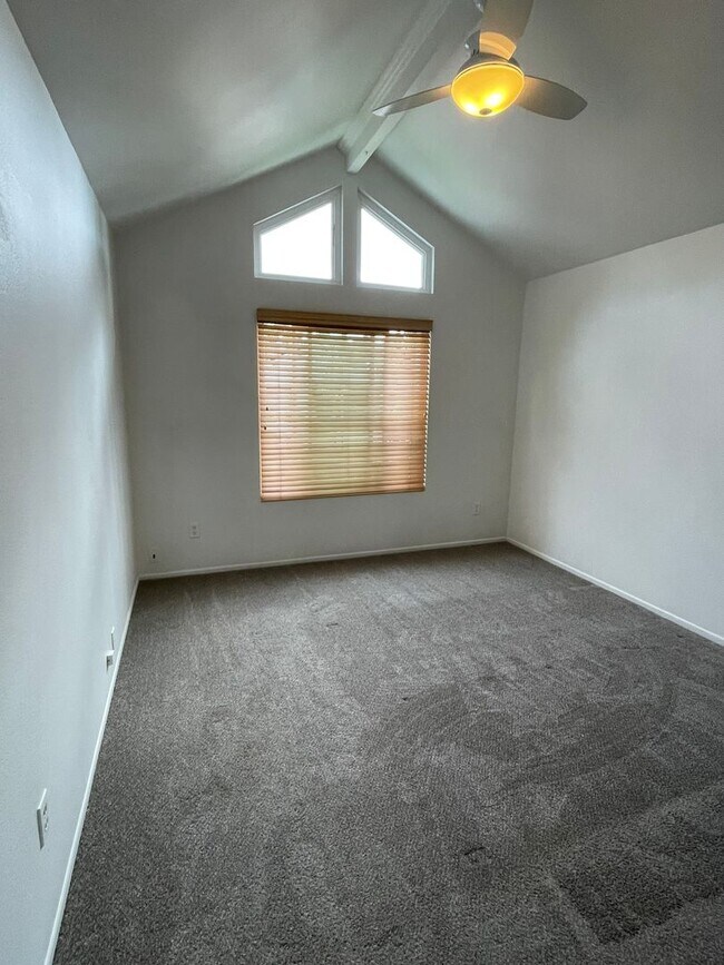 Building Photo - 2 bed 2 bath single family residence. AVAILABLE 5/16