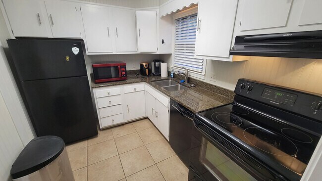 Building Photo - 2 Bed, 1.5 Bath Townhome in Greenville is Available! Location!!