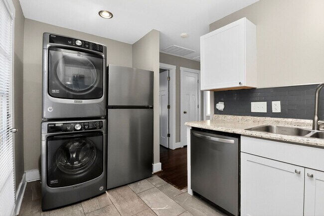 Building Photo - Beautiful 2 Bedroom Belmont Bungalow
