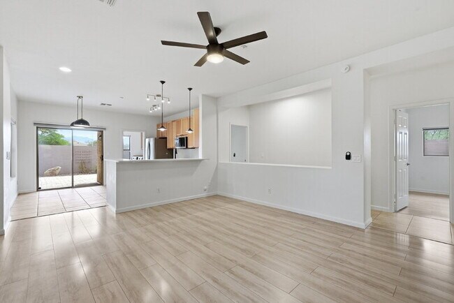 Building Photo - 7500 E Deer Valley Rd