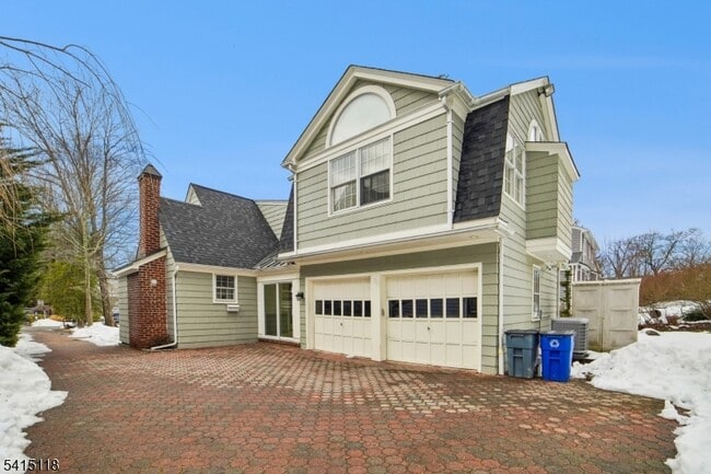 Building Photo - 10 Great Hills Terrace