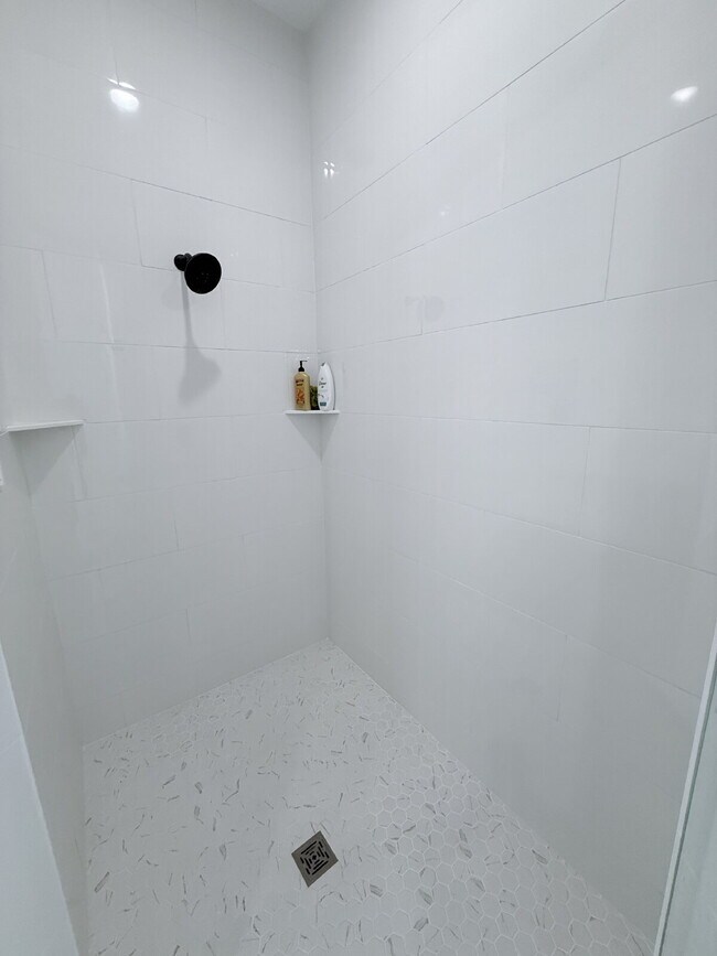 Building Photo - 5 Bedroom and 6 Bathroom, Lake view House