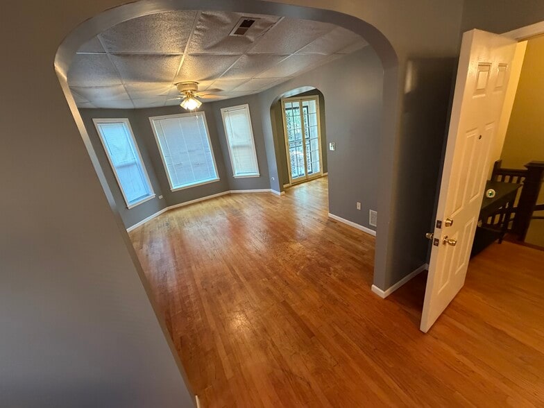 Living rooom - 4710 W Jackson Blvd