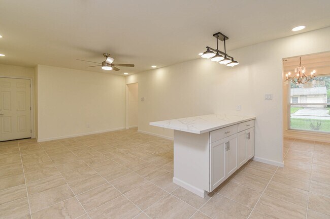Building Photo - 5003 Denoron Dr