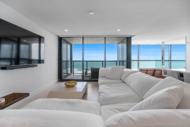 Building Photo - 10410 S Ocean Dr