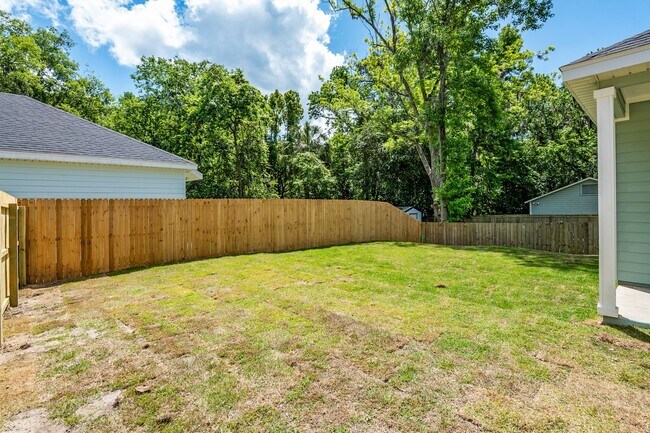 Building Photo - Charming 3-Bed, 2-Bath Home with Fenced Yard –