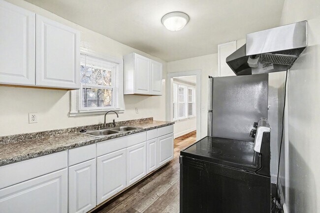 Building Photo - Beautiful 2 Bedroom 1 Bathroom house in Kansas City!