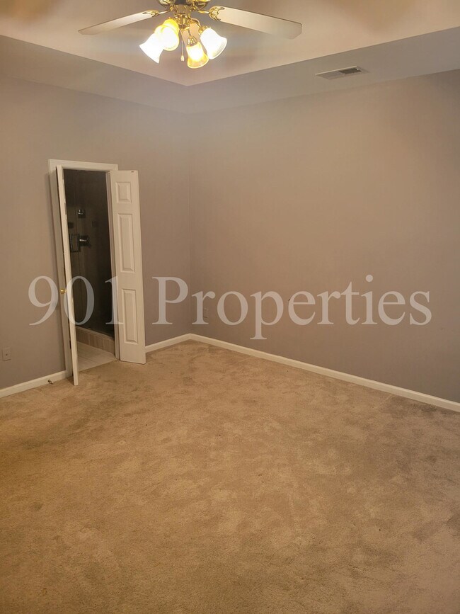 Building Photo - 390 Fountain Lake Dr