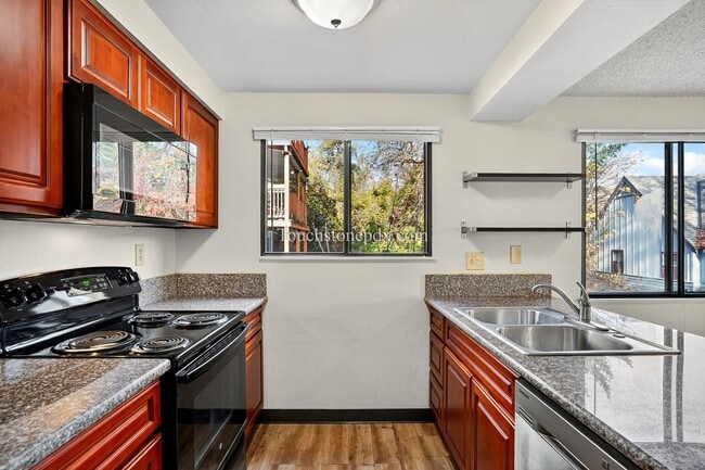 Building Photo - Bright Home with Stunning Mountain Skyline Setting!