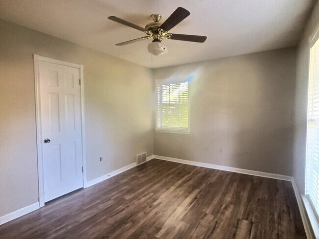 Building Photo - 335 Alexander Cove