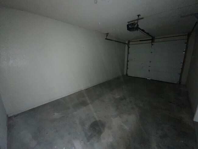 Building Photo - 3 Bedroom 2 Bathroom Duplex