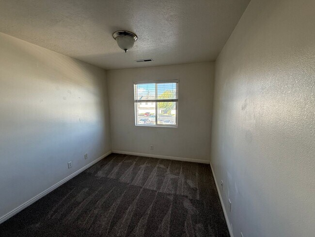 Building Photo - Stunning Townhome!