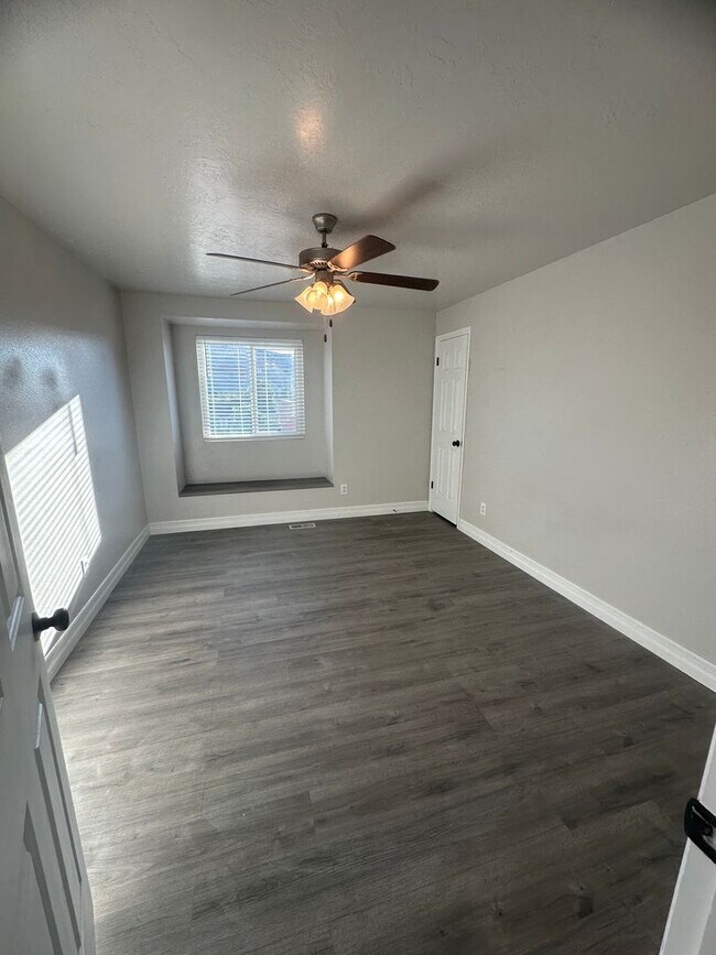 Building Photo - Quiet neighborhood, 3 bedroom, 2 bath home, huge front patio/deck, RV parking!