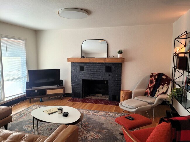 Building Photo - Charming Single-level Home, Fully Furnished + WIFI. Convenient NE Location! Pilot Butte, Downtown.