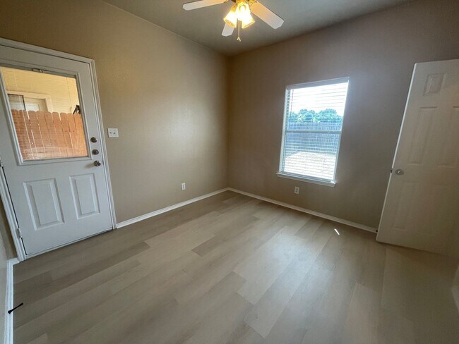 Building Photo - 105-107 Sunburst Court