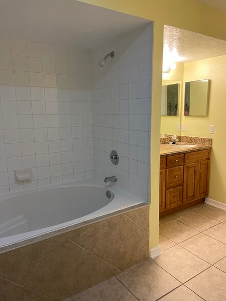 Big shower tub - 121 Melissa Pl