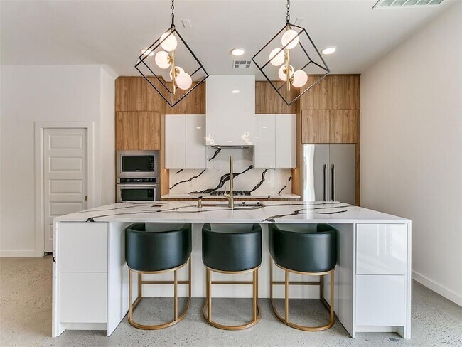 Building Photo - 605 N Idaho Ave